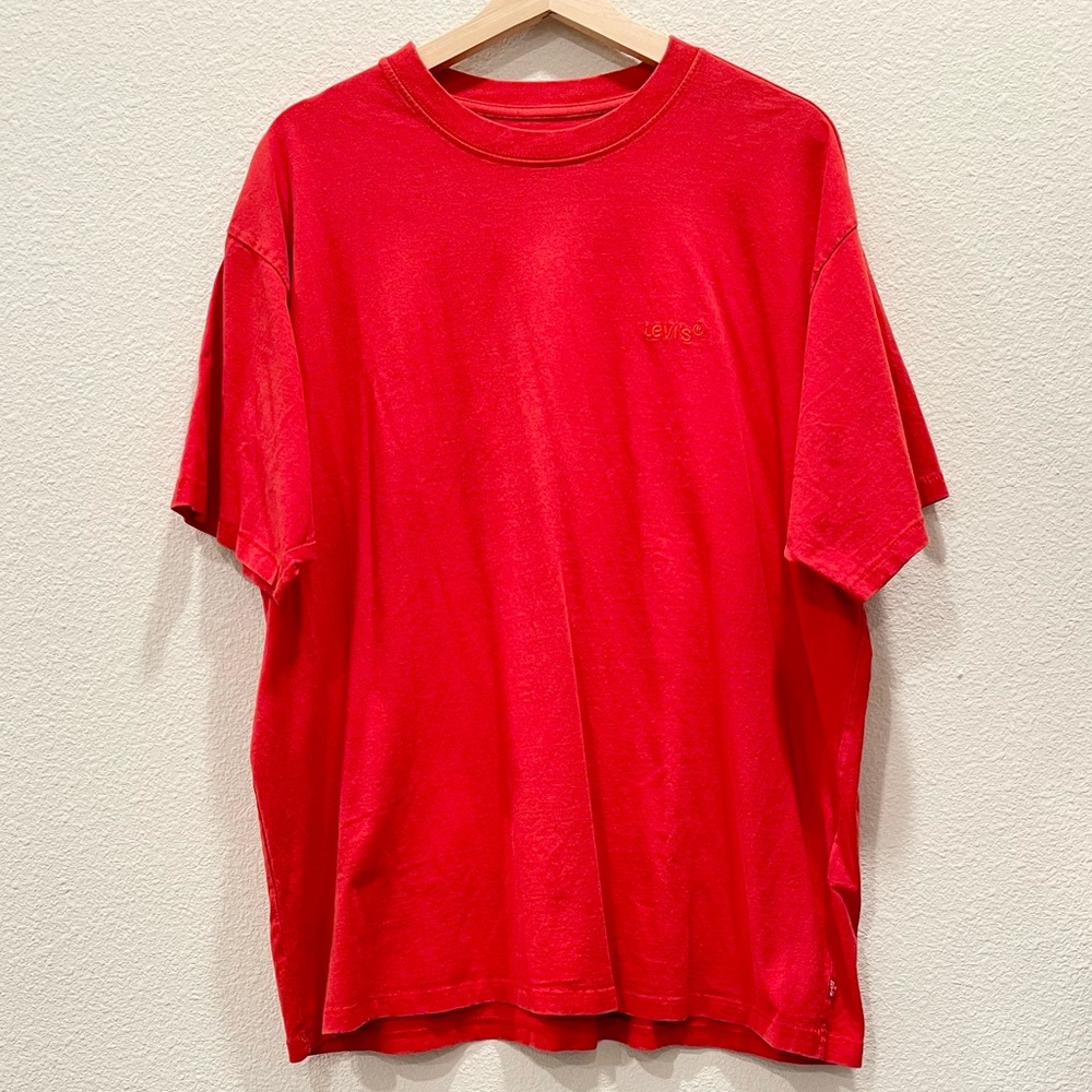 Pre-loved! Men’s LEVI’S Red Vintage Fit Short Sleeve Shirt!